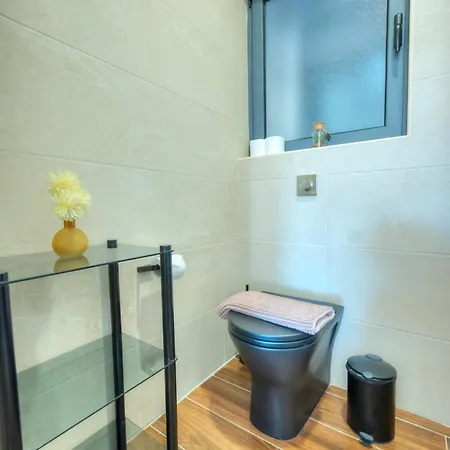 Luxury, Modern & Spacious 2 Bedroom Flat, Dbor1-2